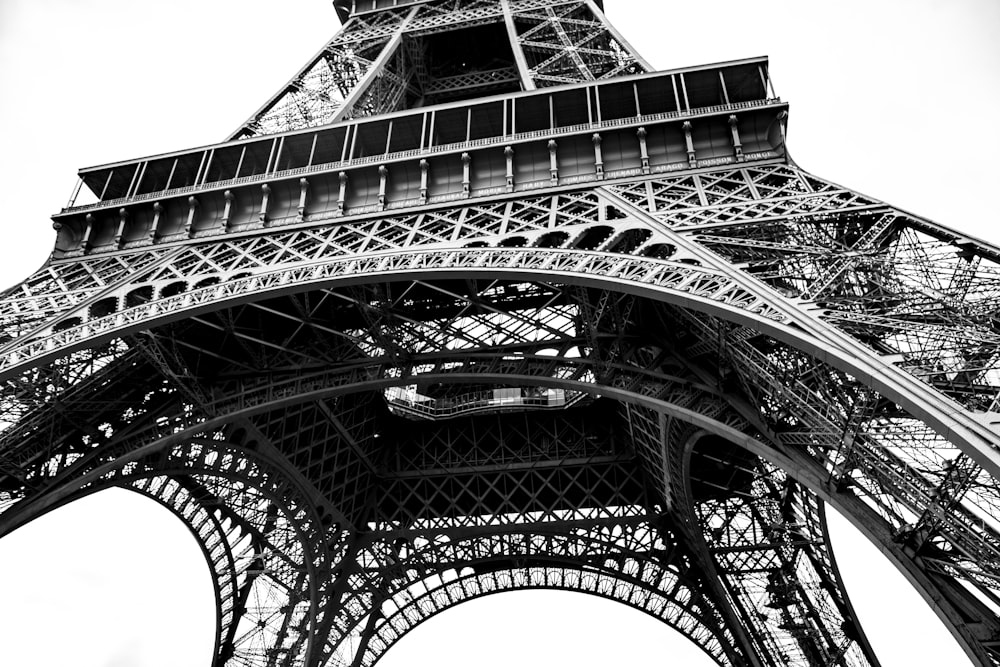 a black and white photo of the eiffel tower