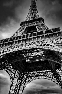 a black and white photo of the eiffel tower
