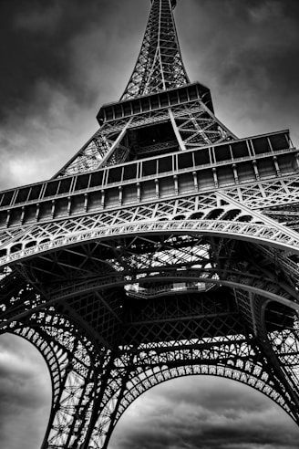 a black and white photo of the eiffel tower