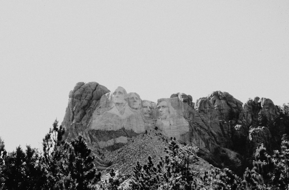 Une photo en noir et blanc du mont Rush
