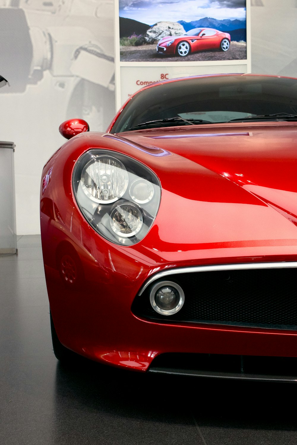 un'auto sportiva rossa parcheggiata in uno showroom