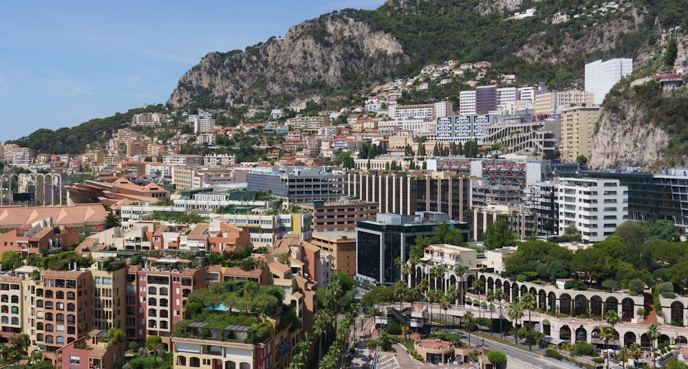 uma vista de uma cidade com montanhas ao fundo