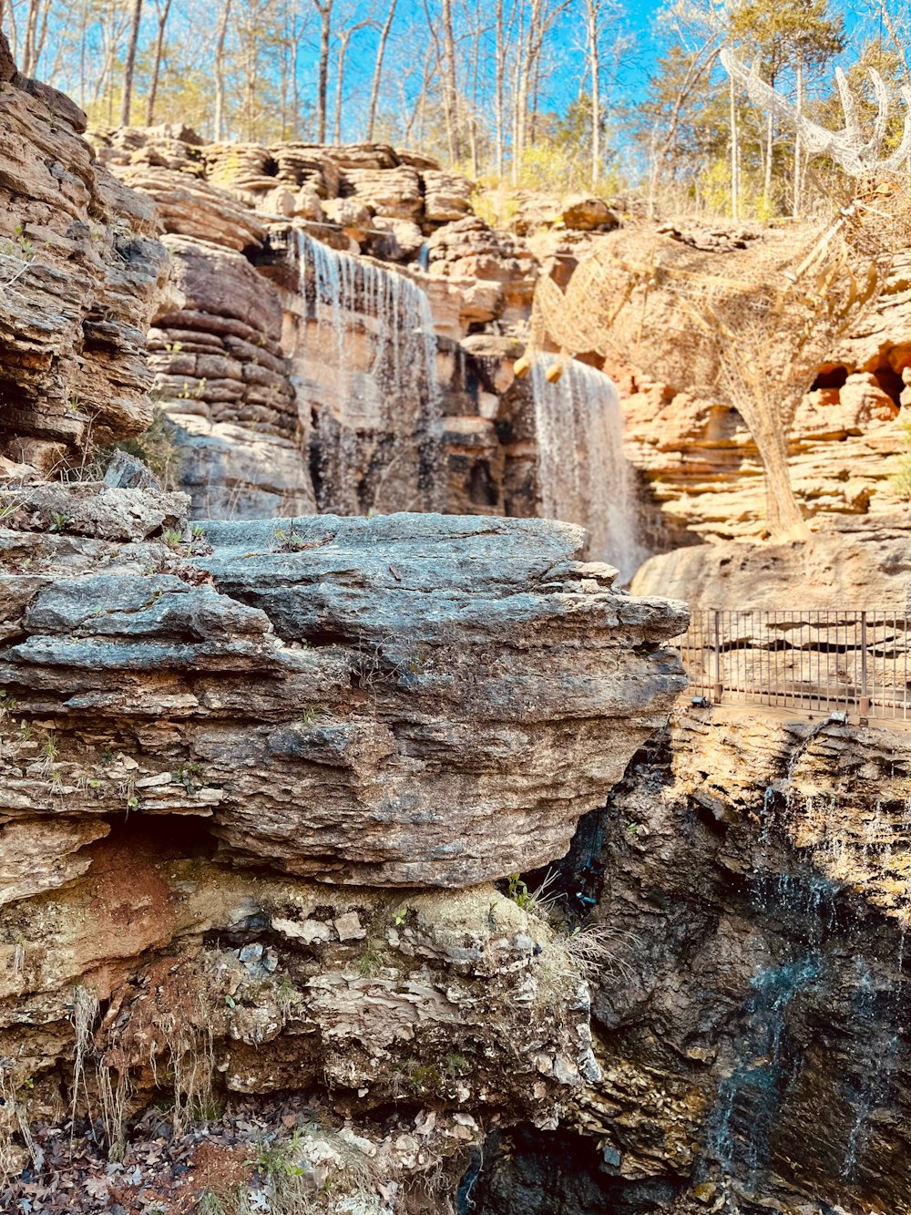 Una cascada en medio de una zona rocosa