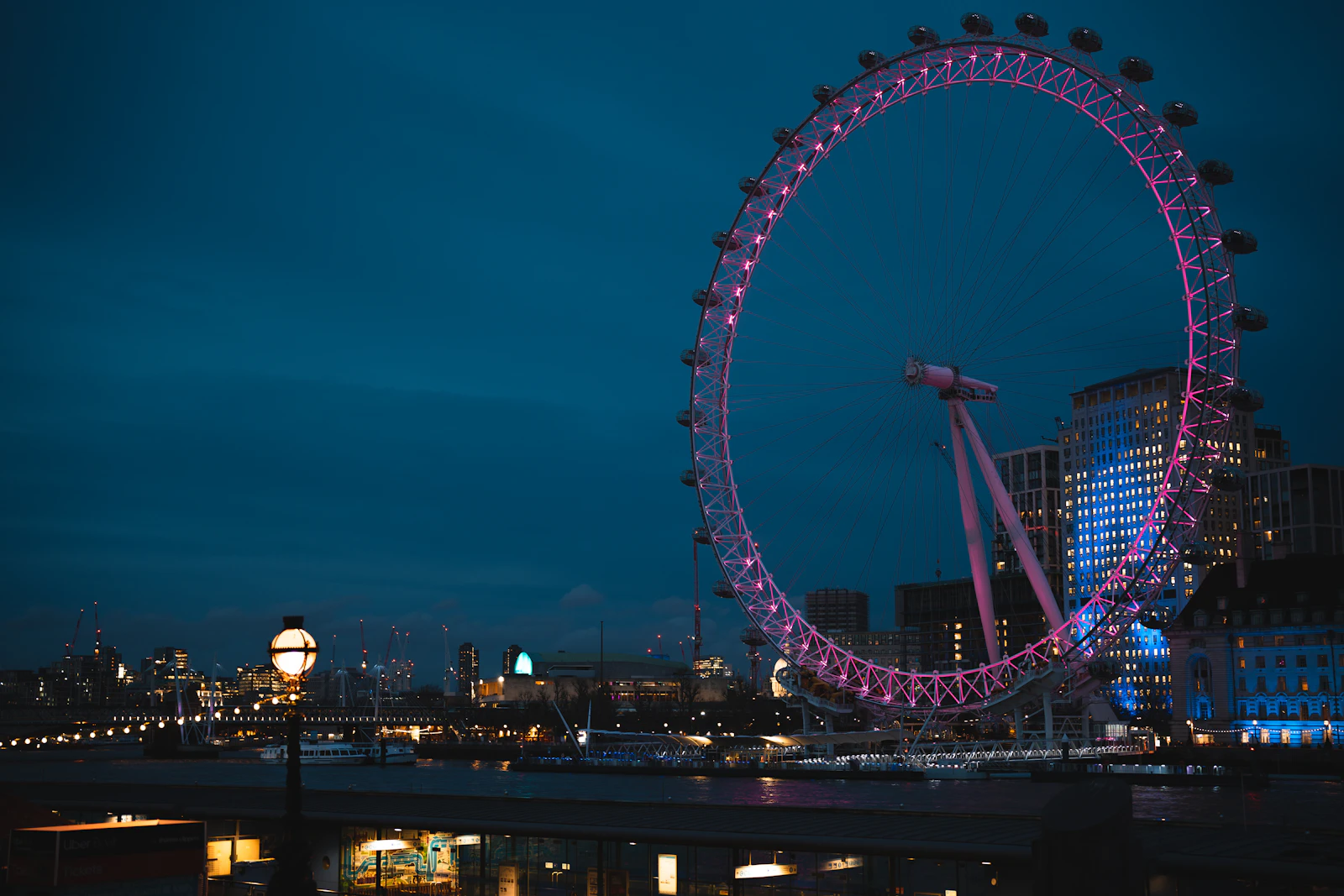 O London Eye iluminado à noite