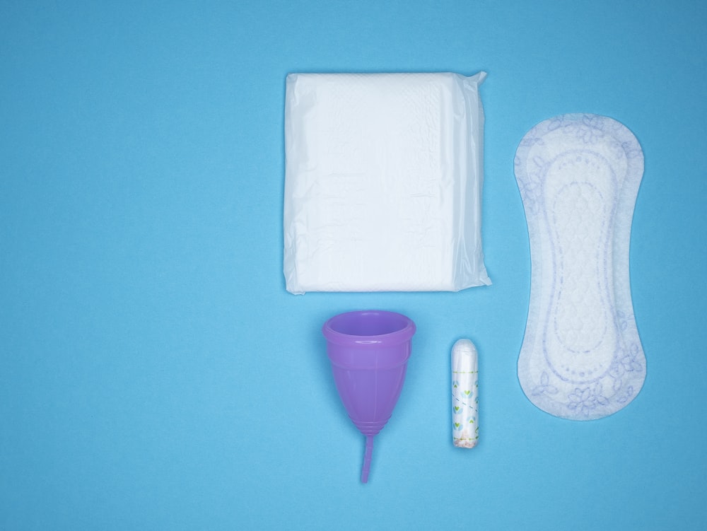 uma mesa azul com uma escova de dentes, um tubo de pasta de dentes e um