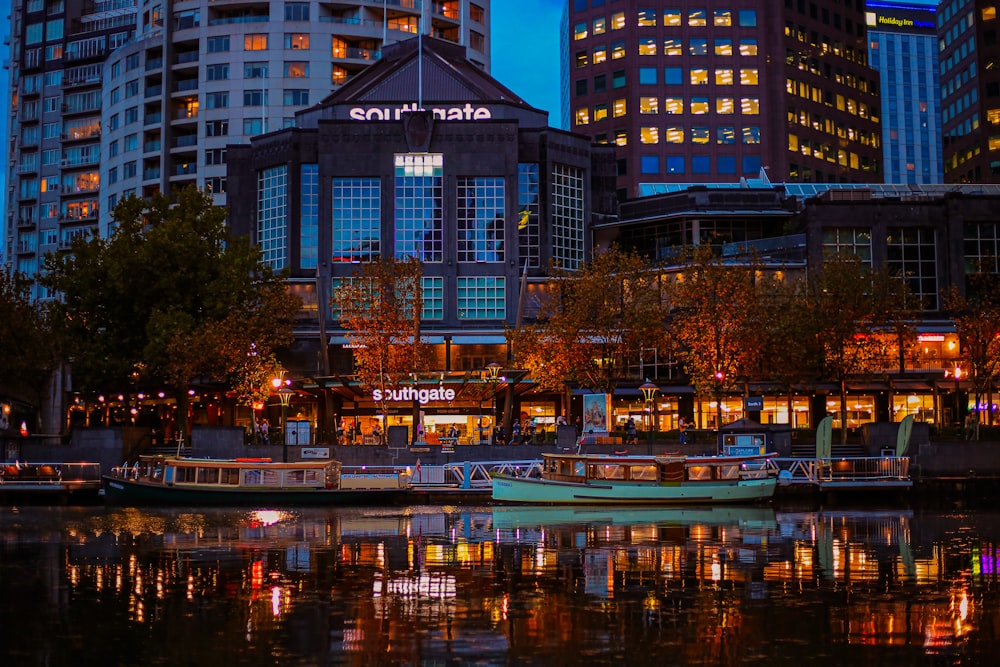 a boat is sitting in the water in front of some buildings