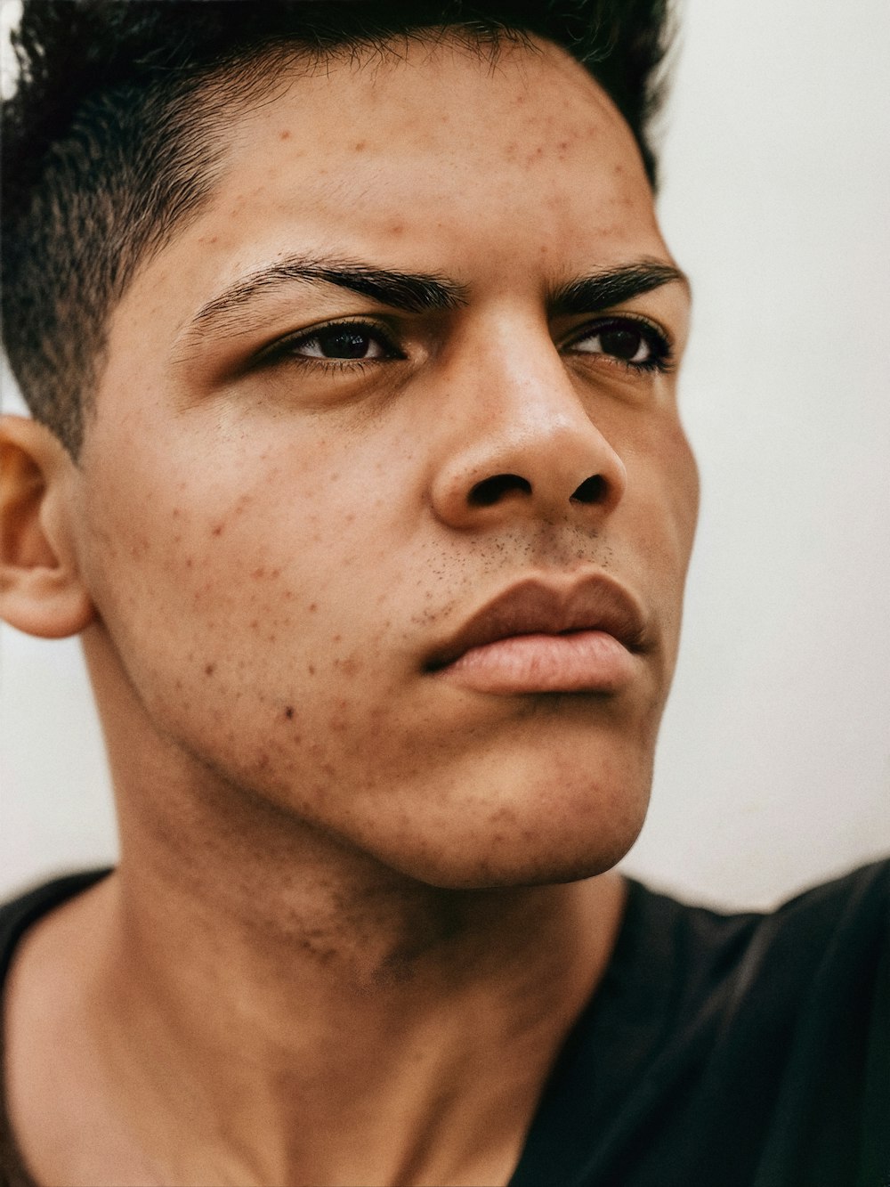 Ai gerou retrato de uma modelo de cabelos escuros vestindo uma camisa preta