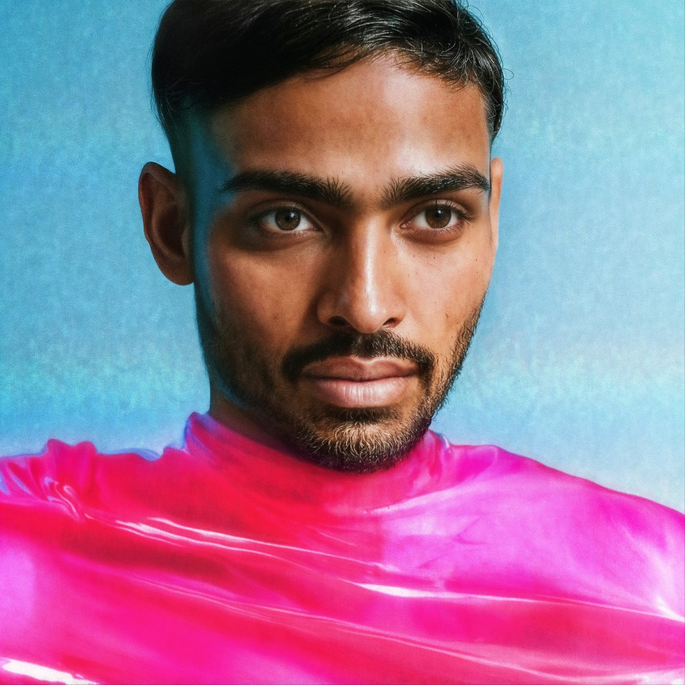 Ai a généré le portrait d’un mannequin aux cheveux noirs portant une chemise rose