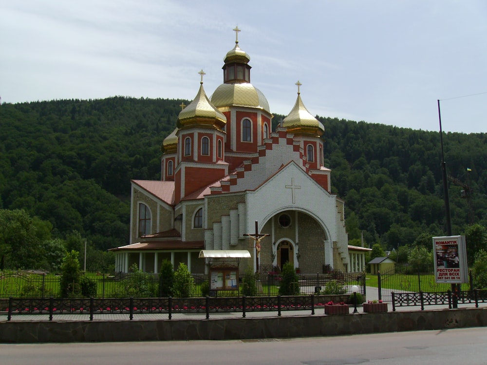 una chiesa in una zona rurale con montagne sullo sfondo