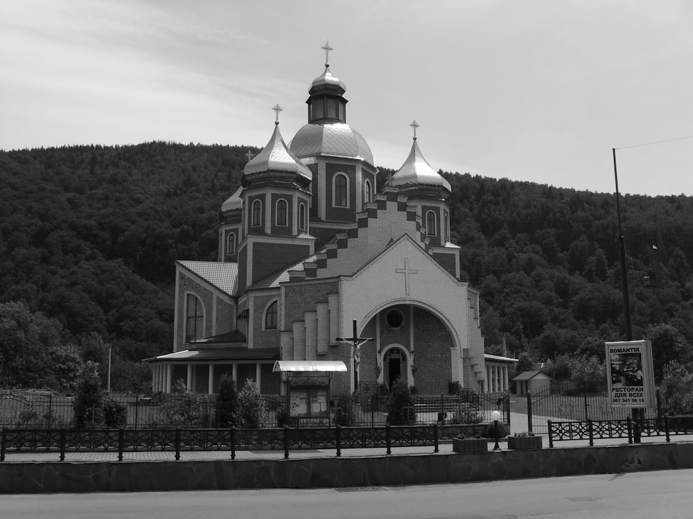 Ein Schwarz-Weiß-Foto einer Kirche