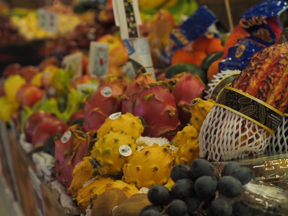 una bancarella di frutta con una varietà di frutta e verdura