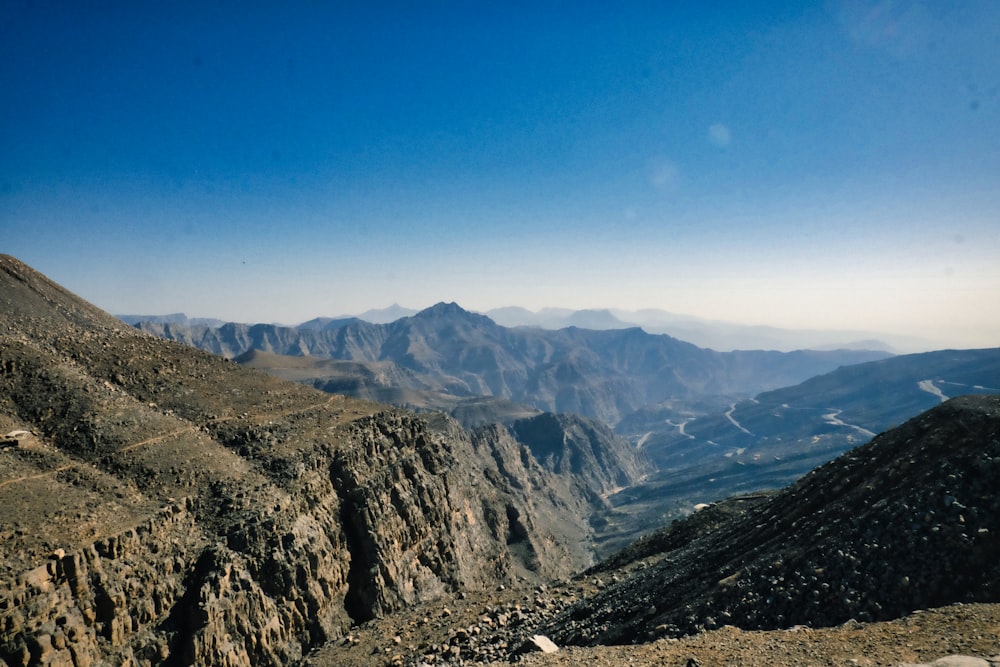 Blick auf die Berge von einem hohen Standpunkt aus