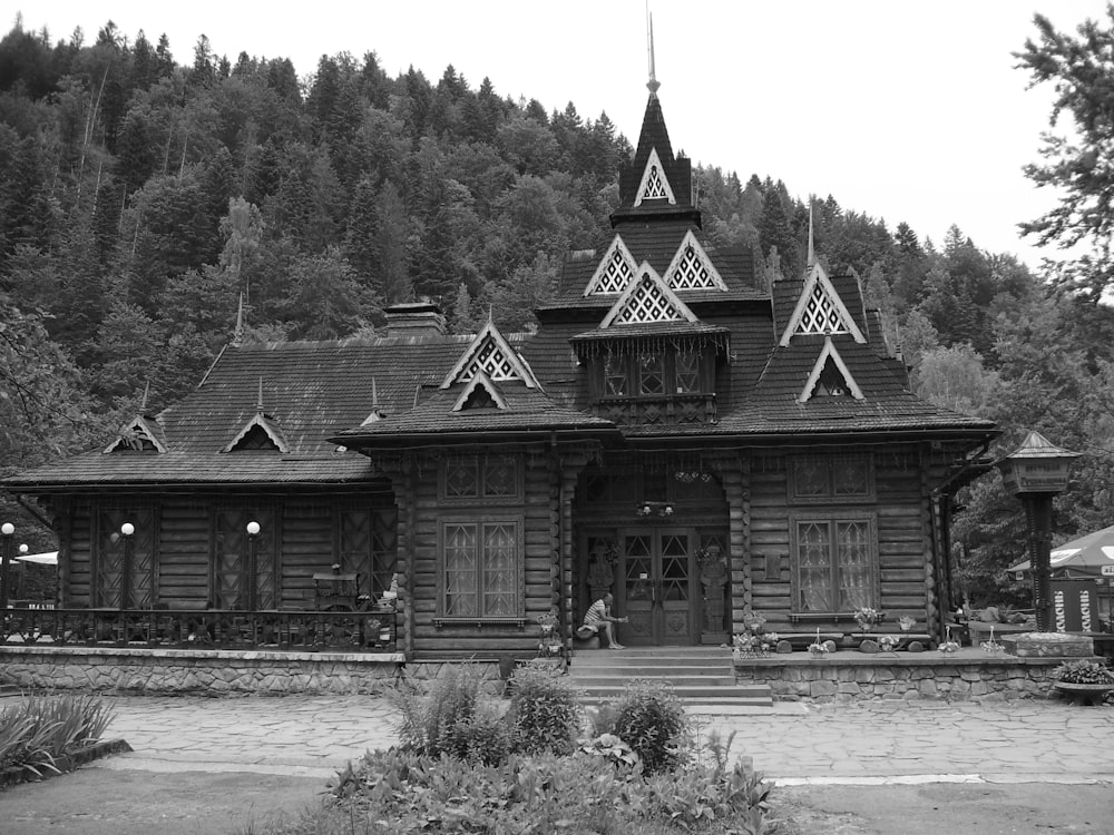 Una foto in bianco e nero di una casa in legno