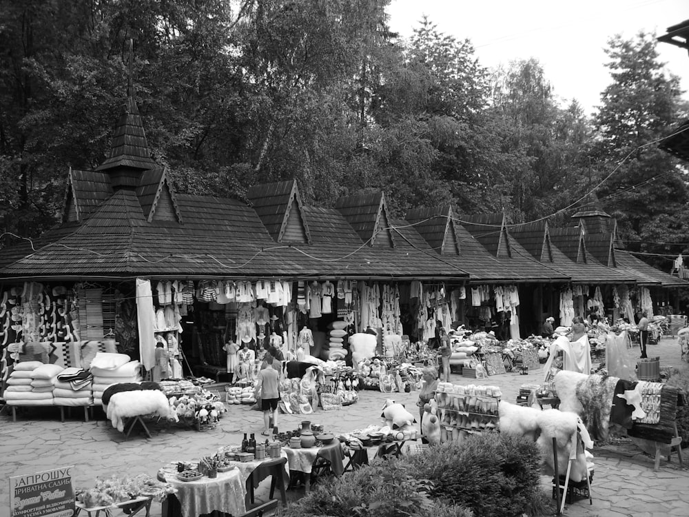 Una foto en blanco y negro de un mercado