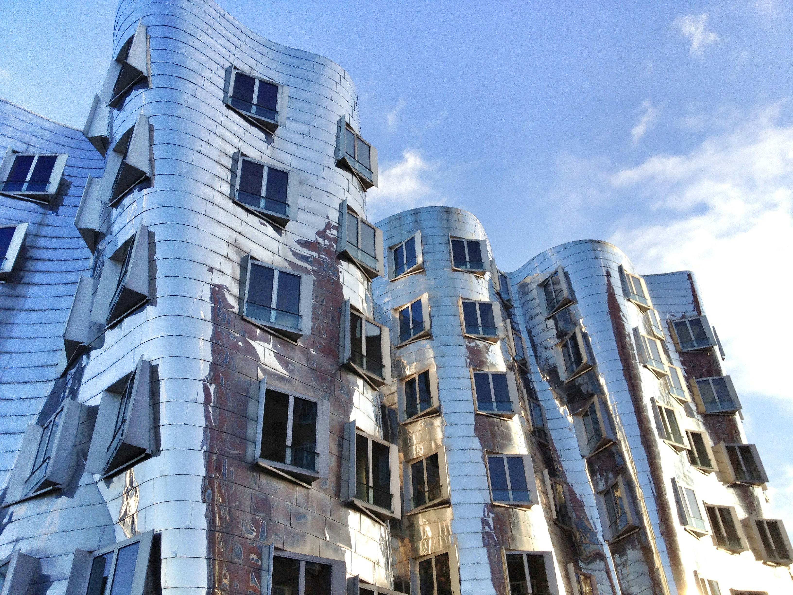 窓がたくさんある非常に高い建物