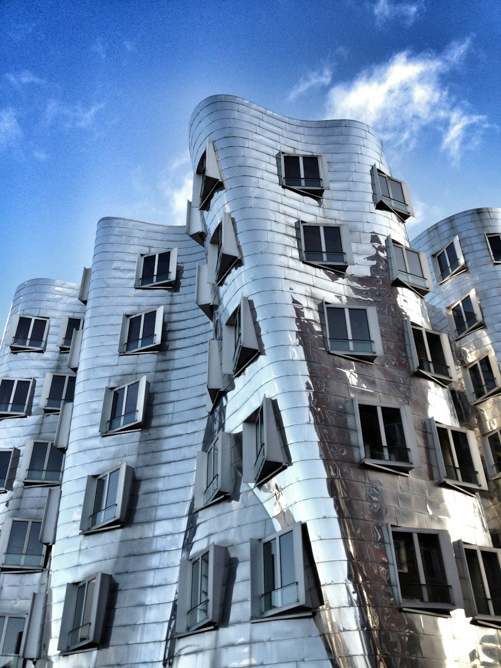 Un edificio molto alto con molte finestre