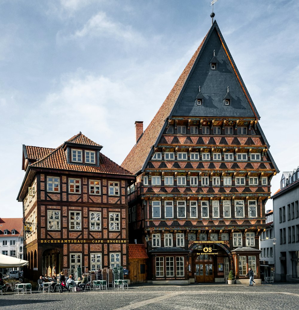 un grand bâtiment surmonté d’une tour de l’horloge