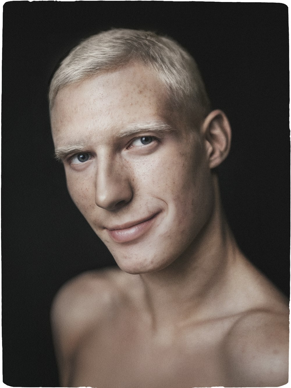 Portrait généré par l’IA d’un modèle blond aux épaules nues