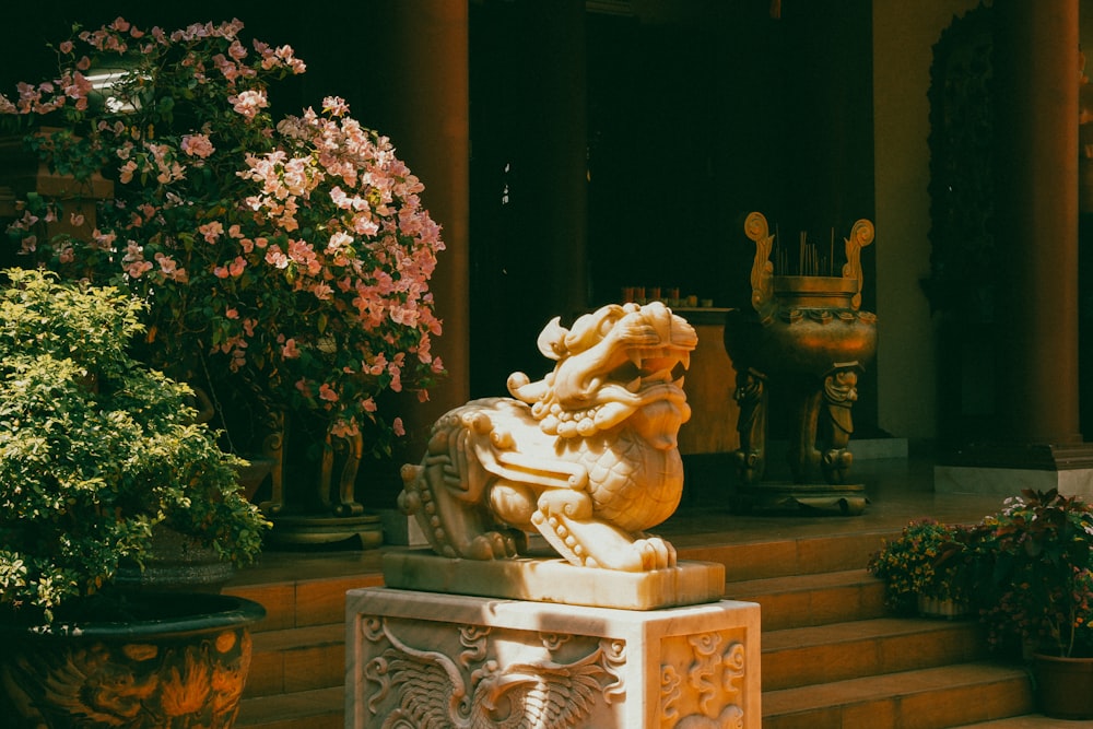 una estatua de un león sentado en un conjunto de escalones