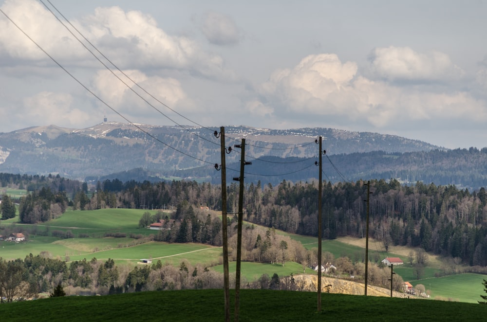 une vue d’une chaîne de montagnes avec des lignes électriques au premier plan