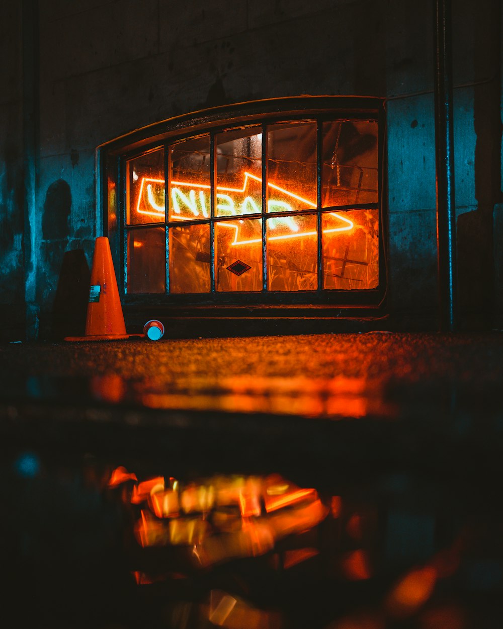 un four en brique avec une enseigne au néon dans la fenêtre