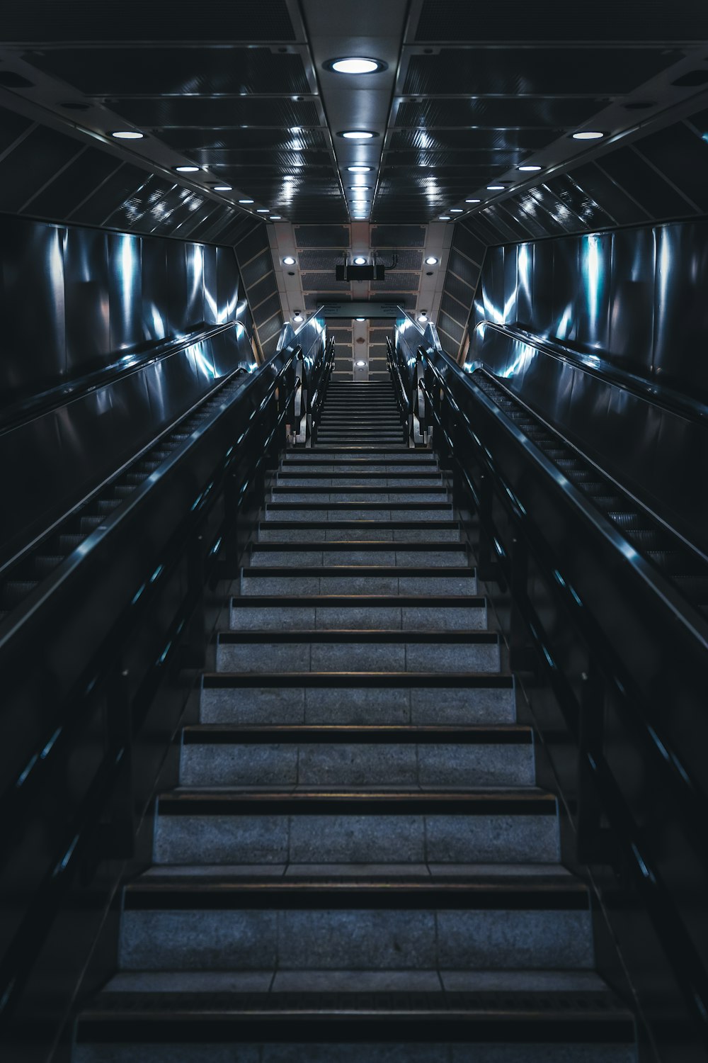 Un conjunto de escaleras que conducen a la parte superior de un tramo de escaleras
