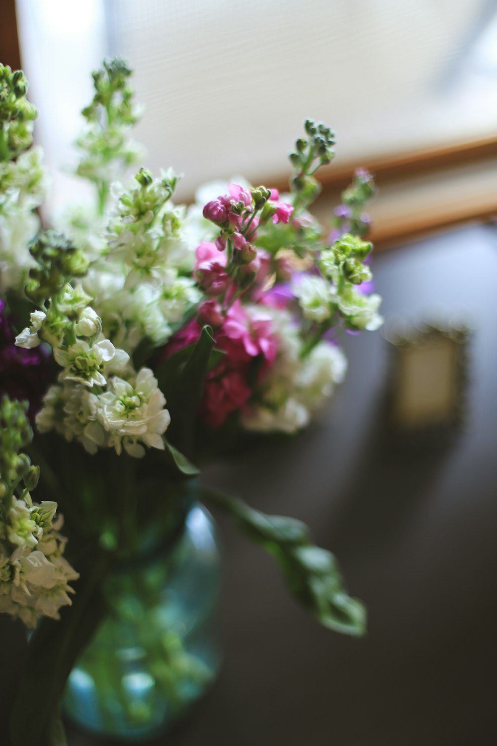 eine Vase mit Blumen, die auf einem Tisch steht