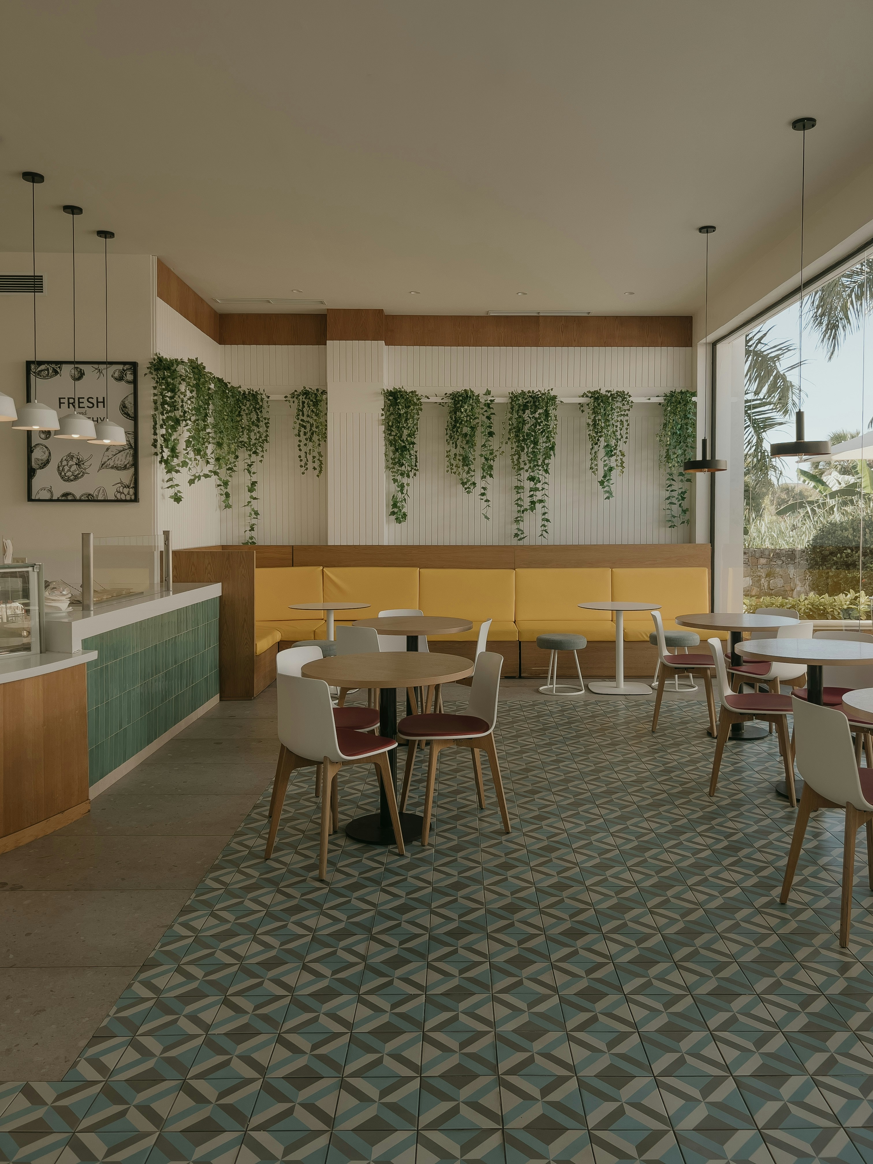 ein Restaurant mit großem Fenster und Fliesenboden