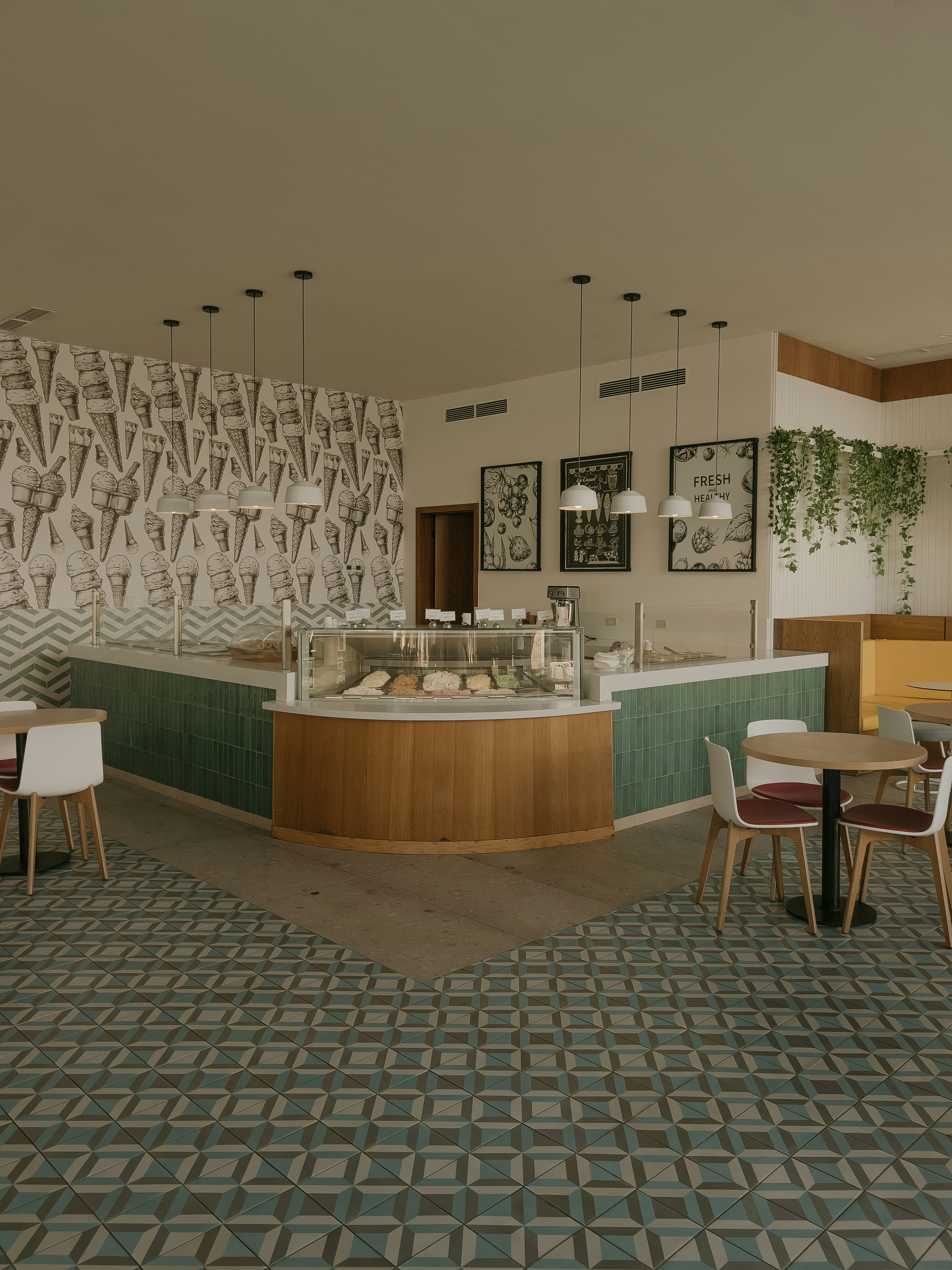 ein Restaurant mit Tischen und Stühlen und einer Theke