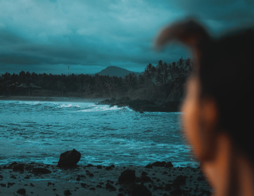 Ein verschwommenes Foto einer Person, die an einem Strand steht