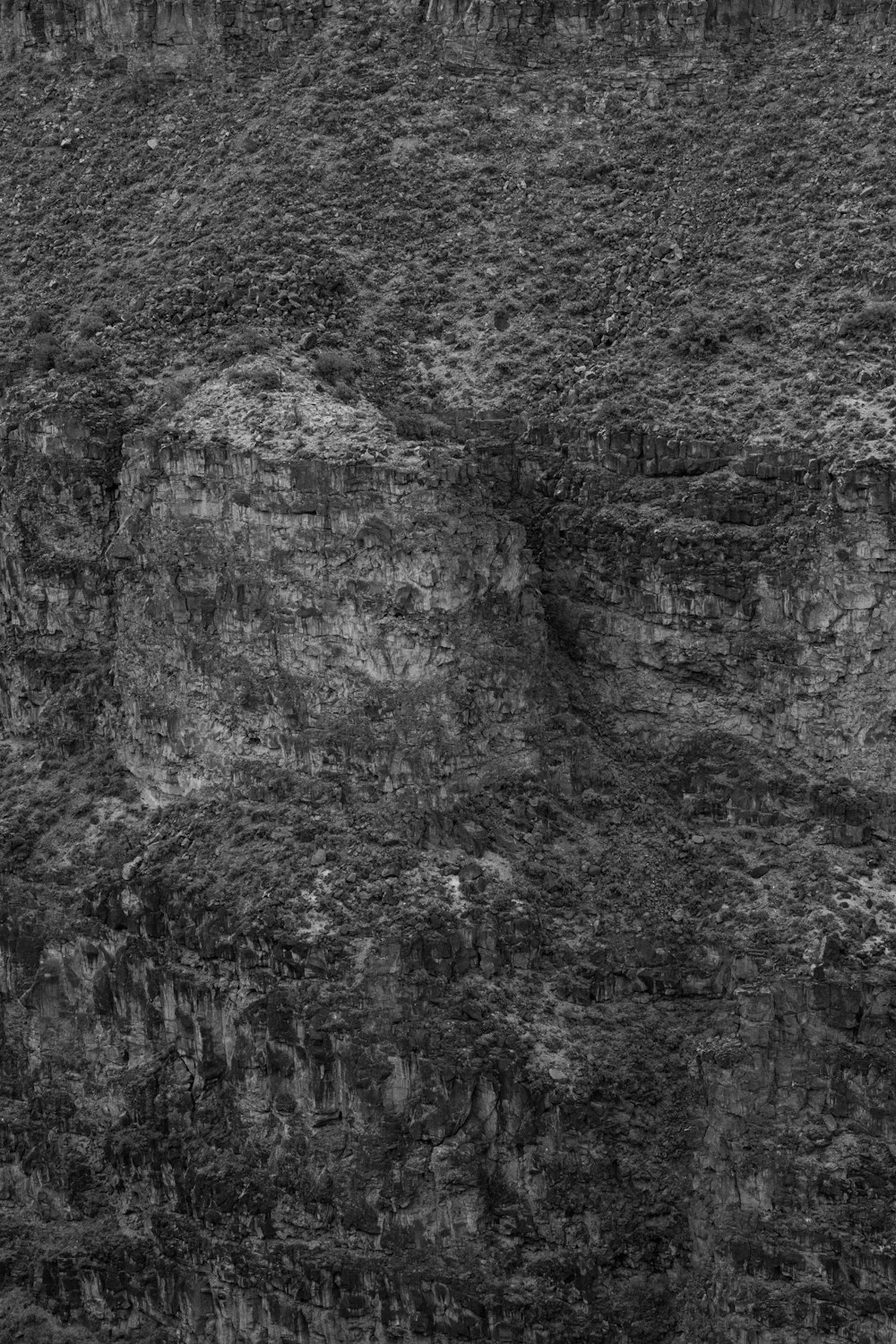 une photo en noir et blanc d’un flanc de montagne