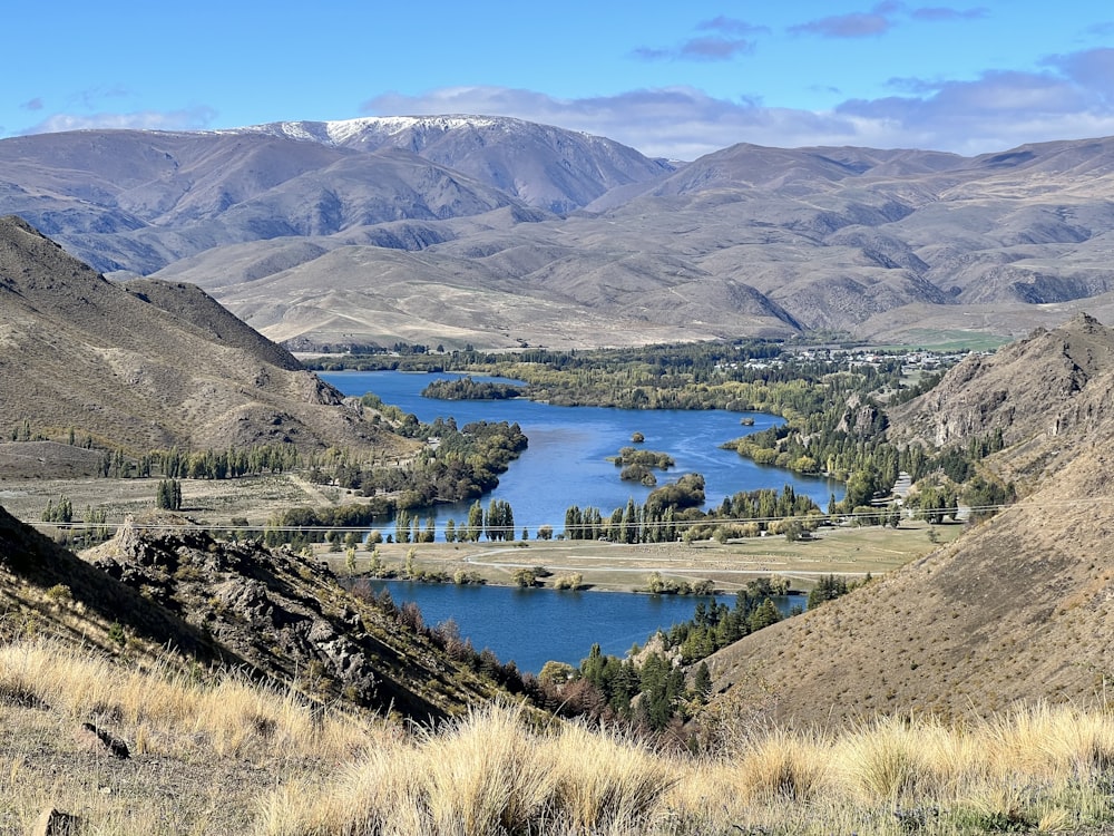 Una vista panorámica de un lago rodeado de montañas