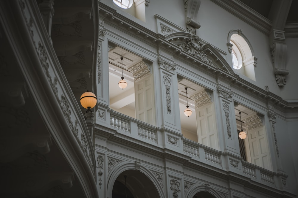 um edifício que tem algumas luzes nele