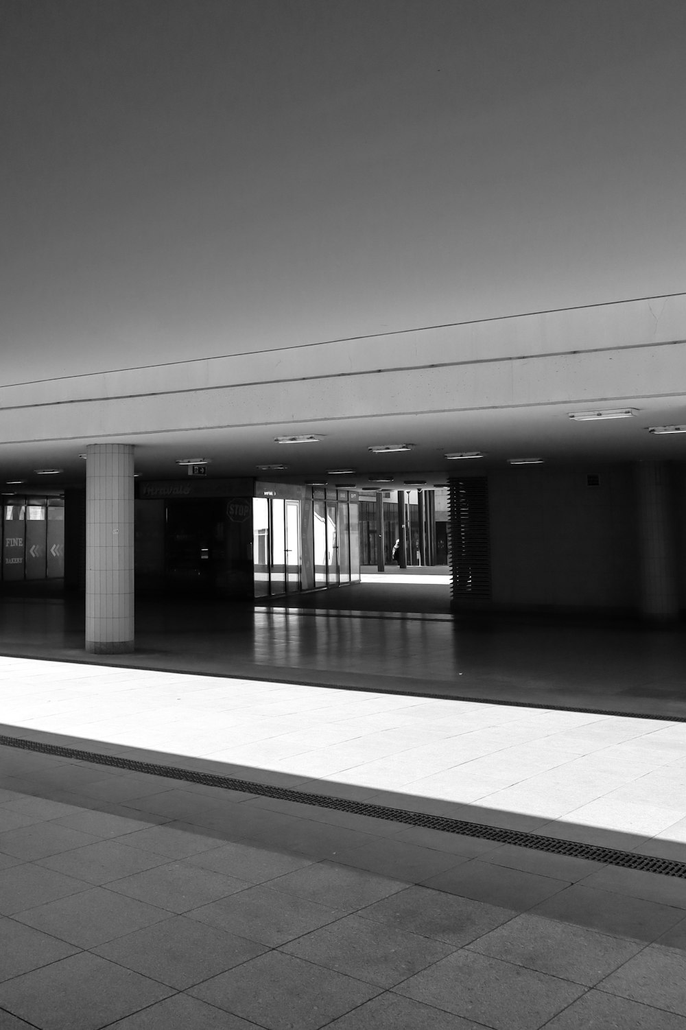une photo en noir et blanc d’un bâtiment vide
