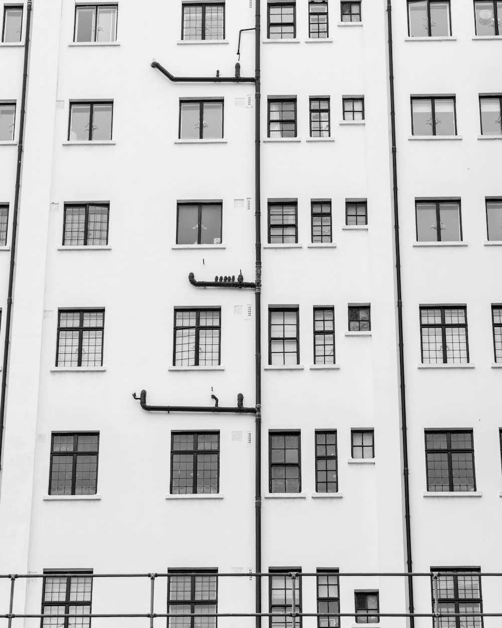 Ein hohes, weißes Gebäude mit vielen Fenstern