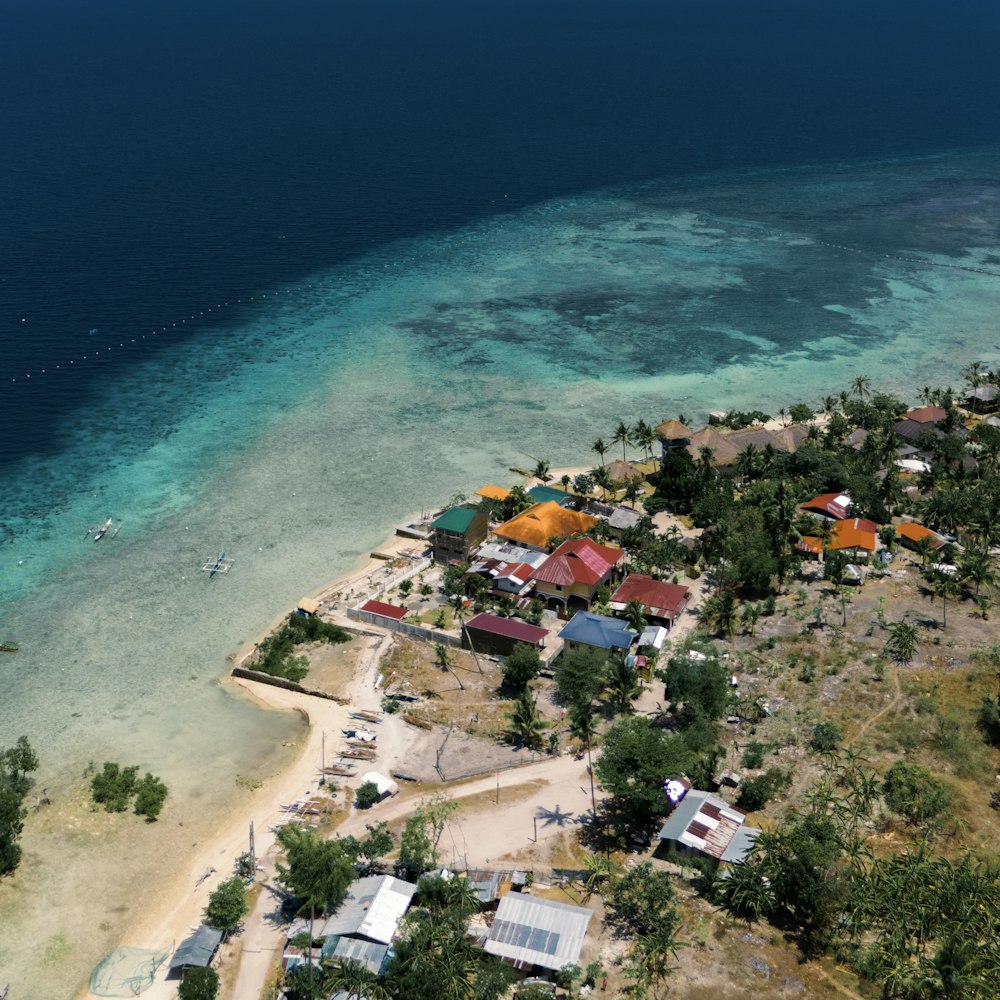 Luftaufnahme eines kleinen Dorfes am Meer