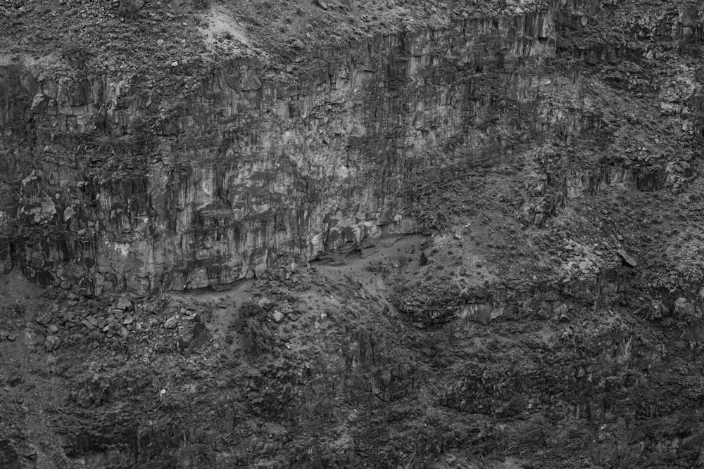 une photo en noir et blanc d’une falaise