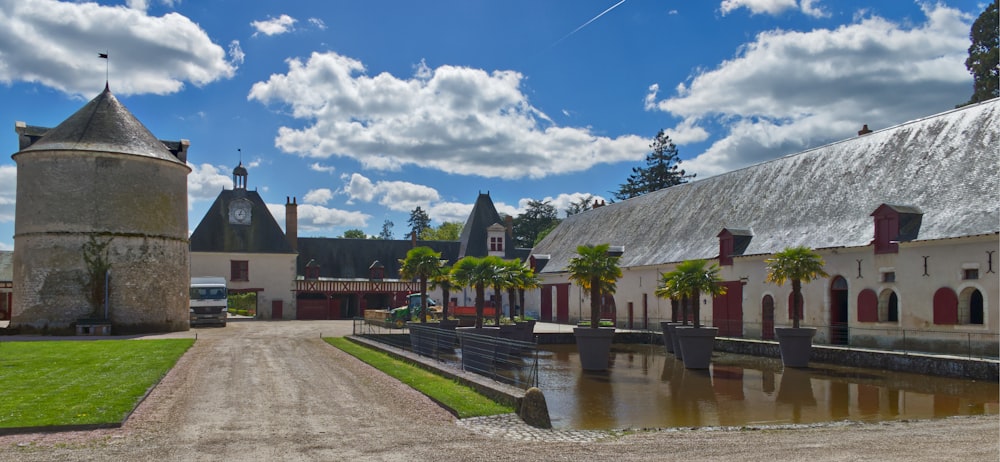 um grande edifício com uma torre ao lado de um corpo de água