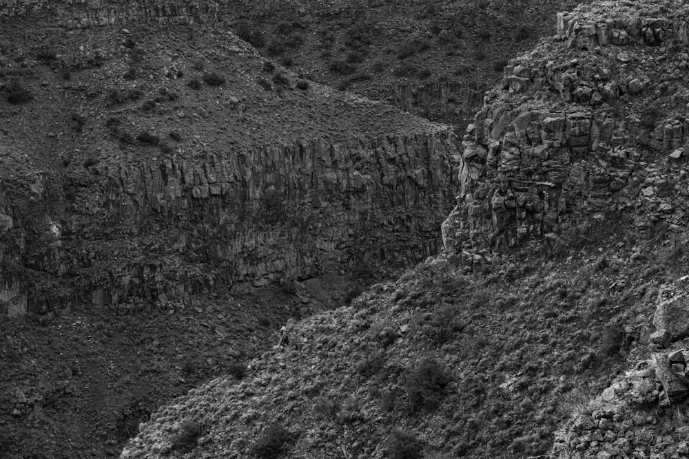 岩だらけの崖の白黒写真