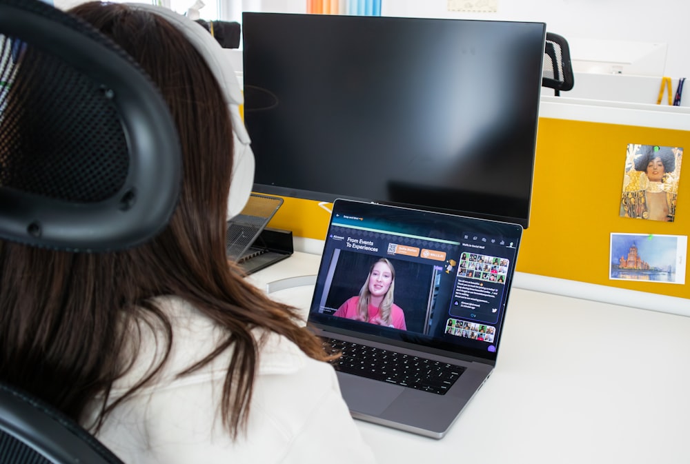 una mujer sentada frente a una computadora portátil