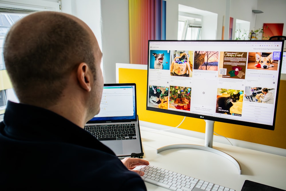 Ein Mann sitzt vor einem Computermonitor