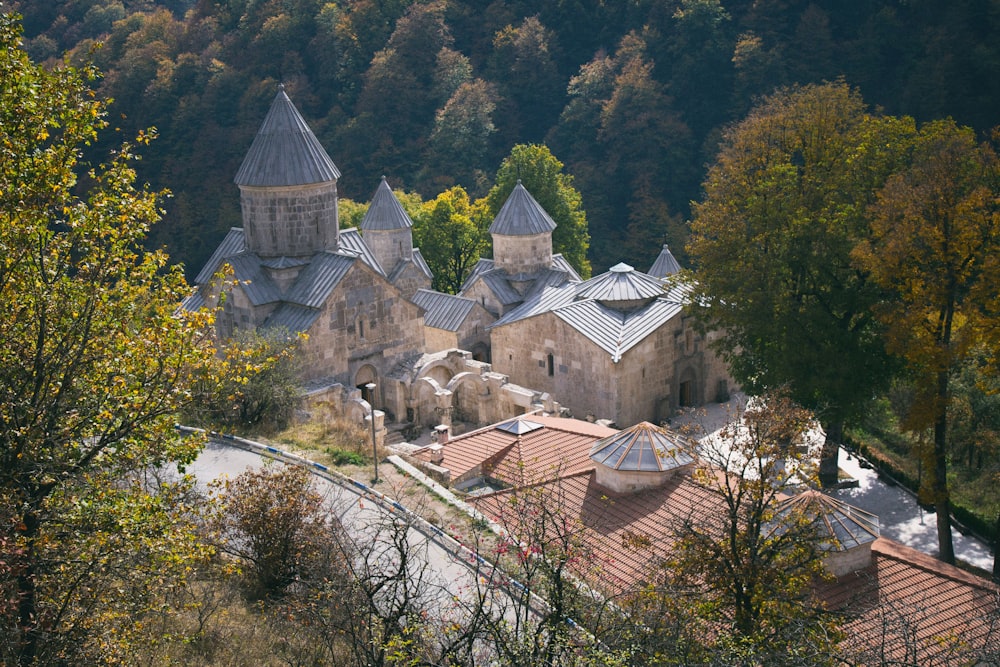 Vue d’une vieille église au milieu d’une forêt