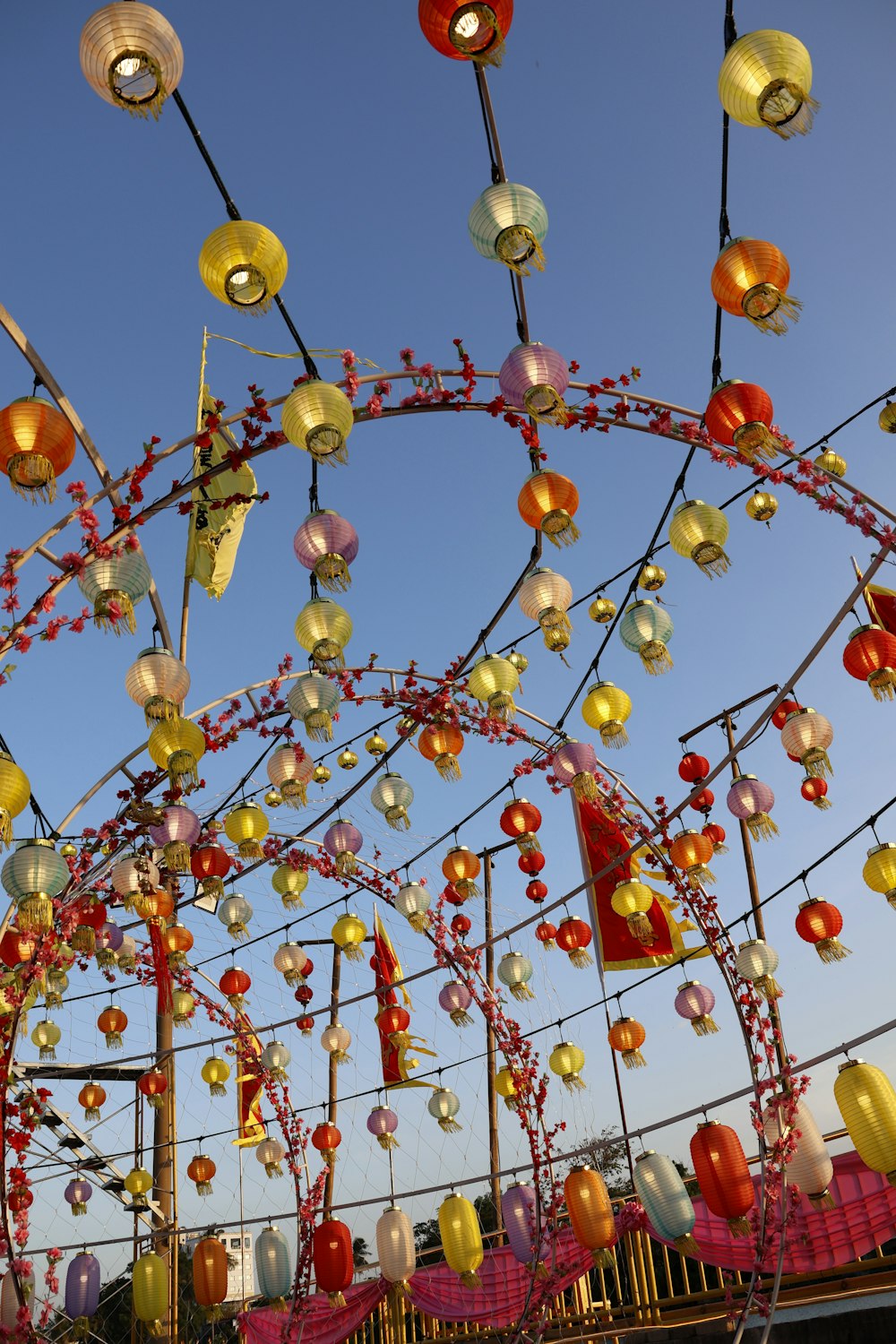 a bunch of lights that are on a pole