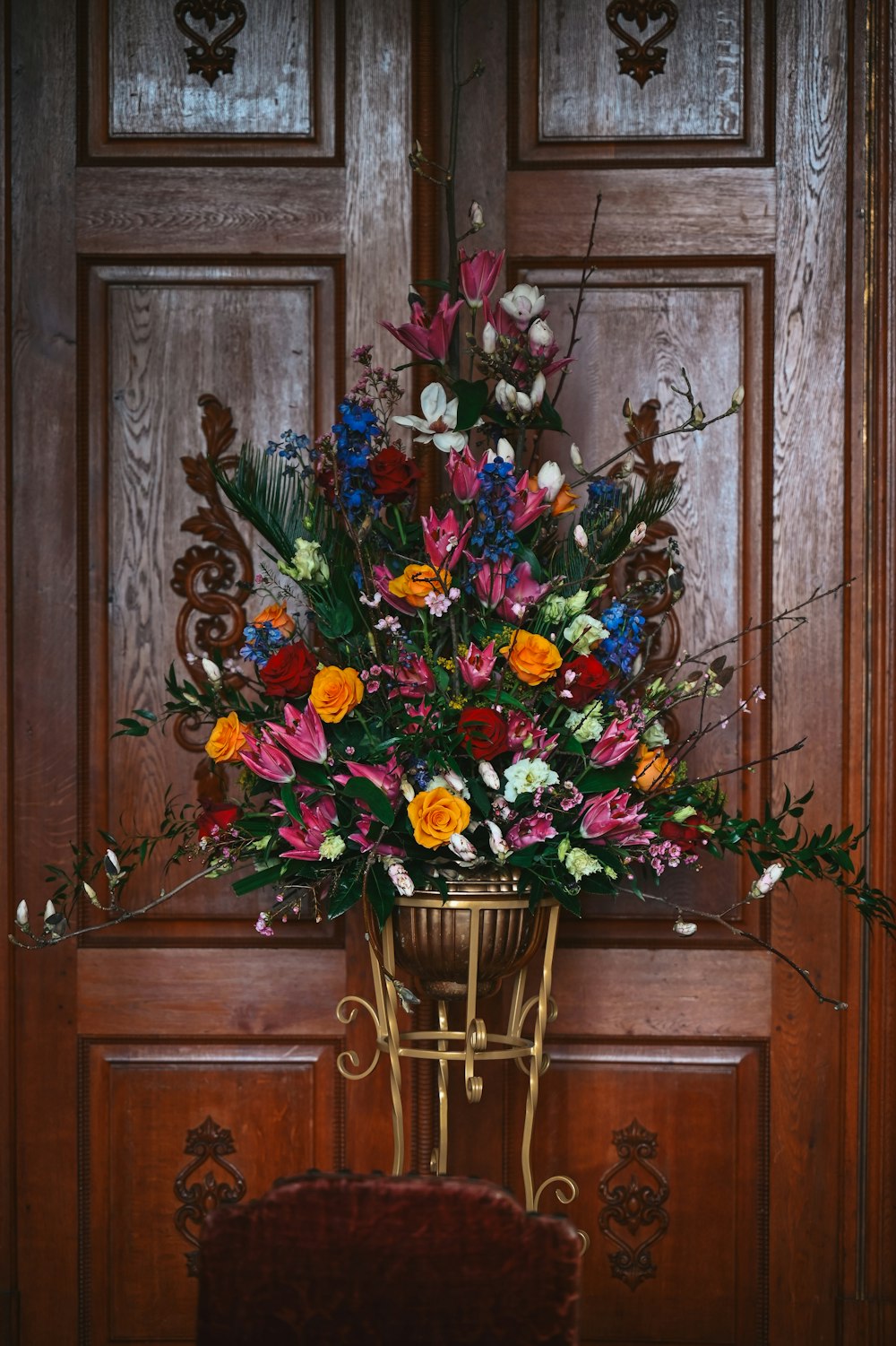 eine Vase gefüllt mit vielen bunten Blumen
