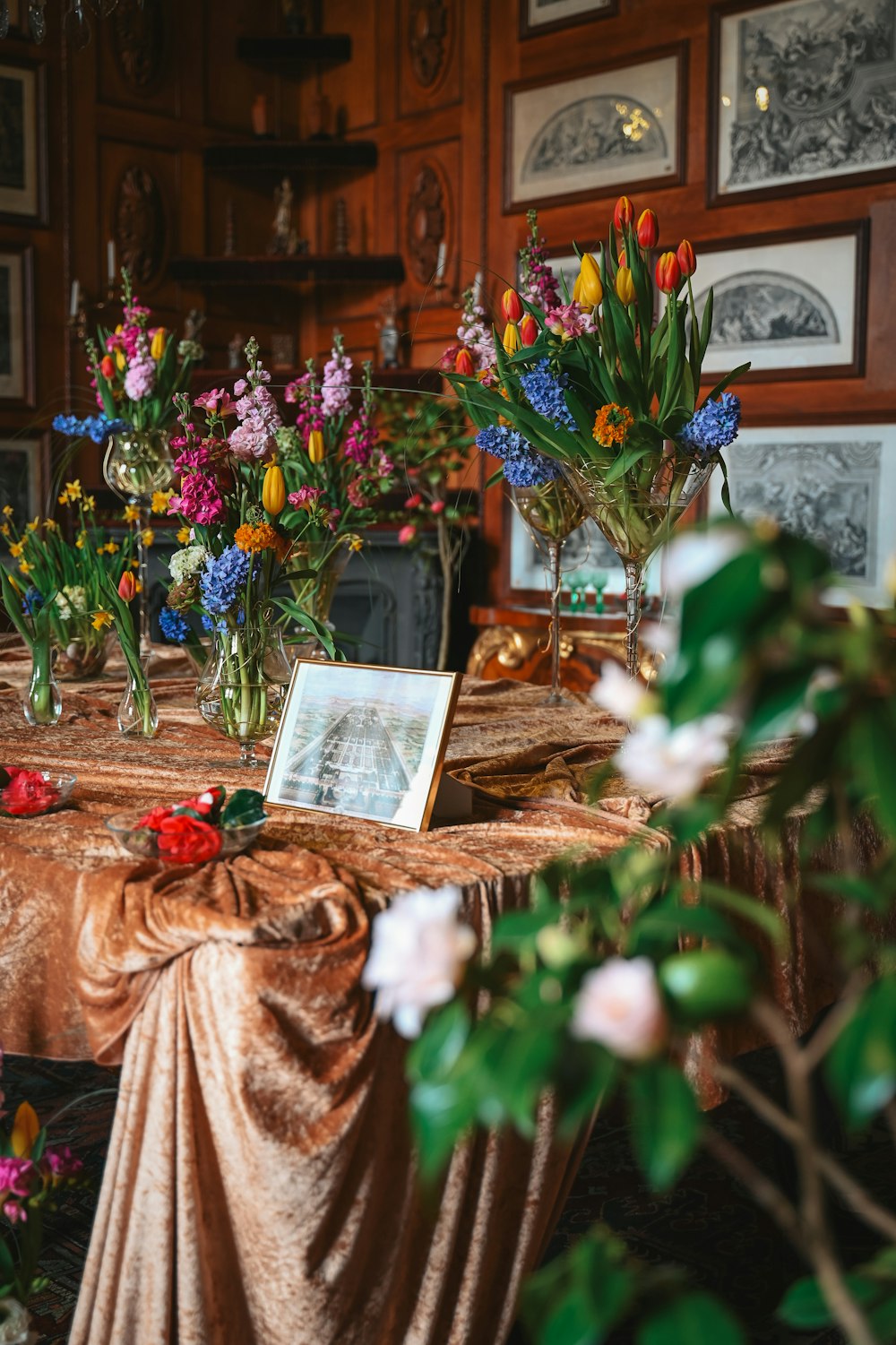 uma mesa com flores e um porta-retratos