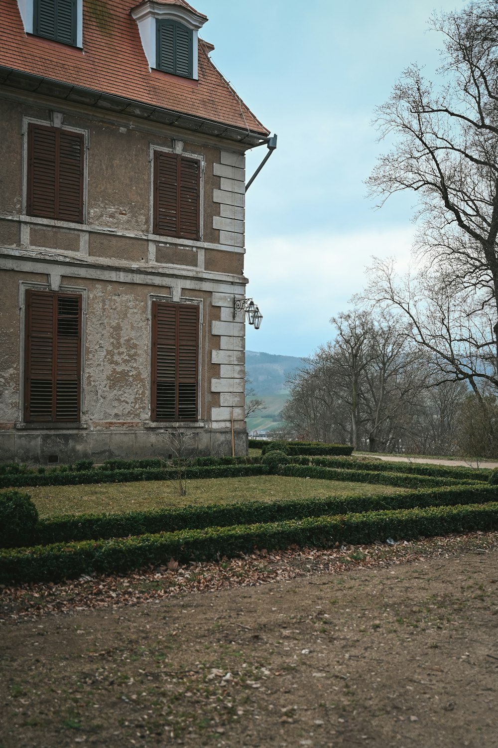 un grande edificio con un grande giardino di fronte