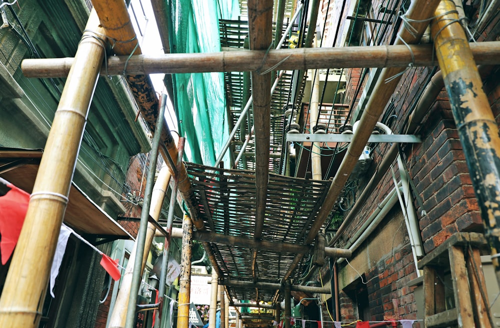 a narrow alley way with lots of pipes and ladders
