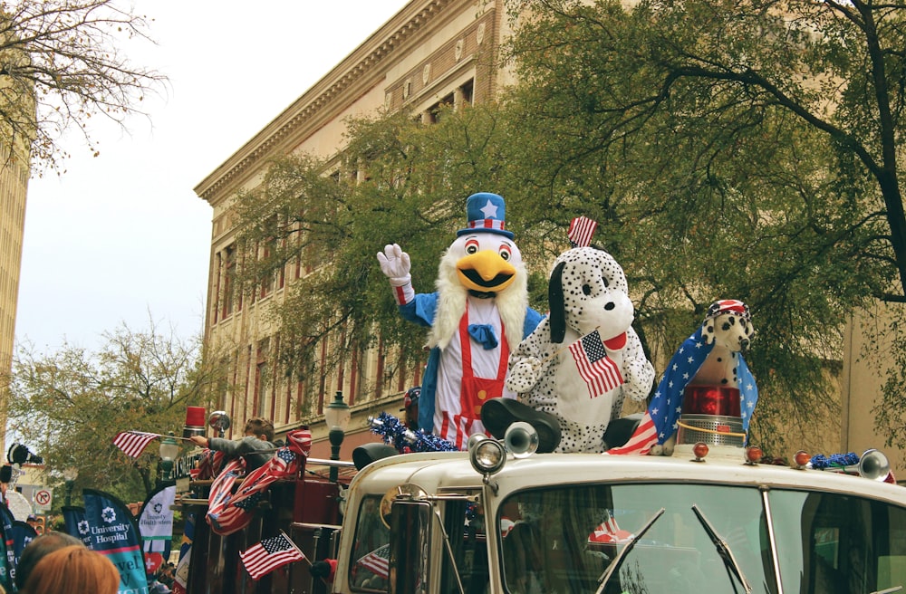 Ein Paradewagen in Form von zwei Hunden und einem Hund mit amerikanischer Flagge