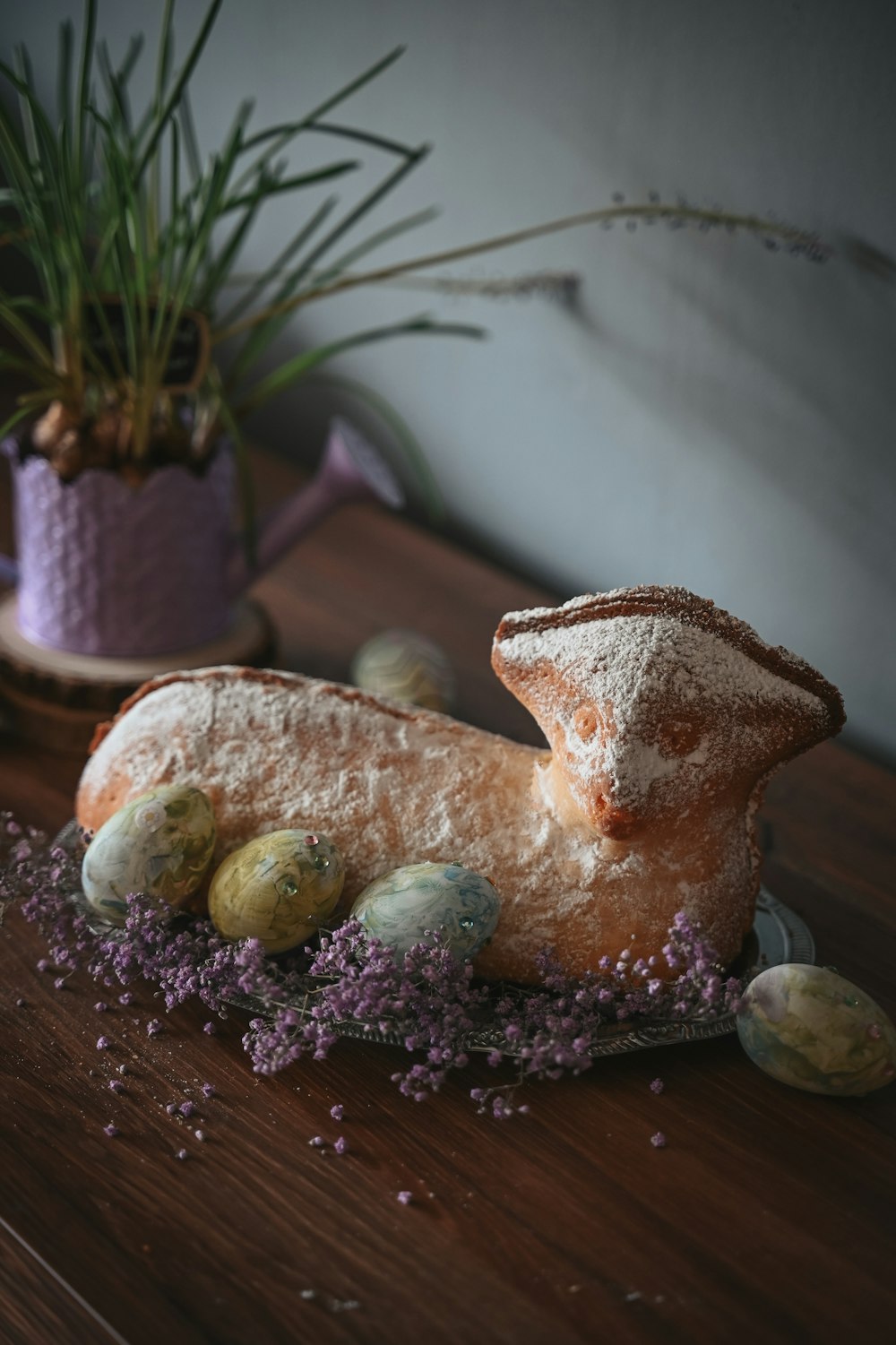 um pão sentado em cima de uma mesa de madeira