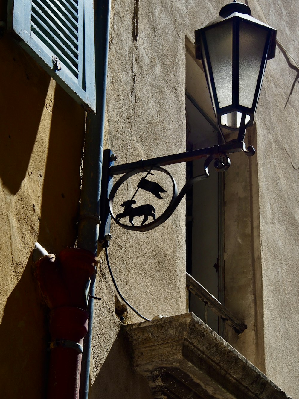 a street light on the side of a building